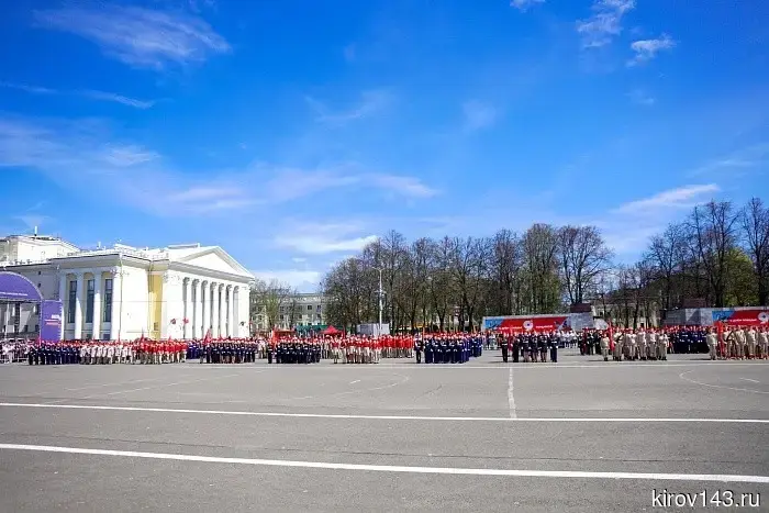 В преддверии Дня Победы в Кирове прошел юнармейский парад