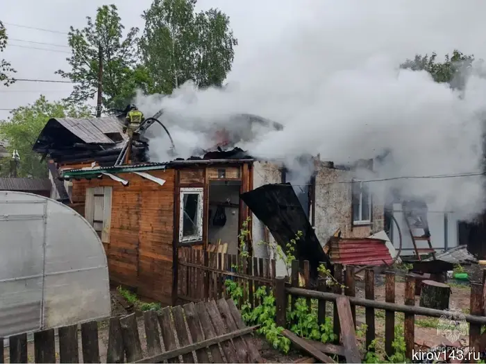 В Яранске случился пожар в доме на две квартиры.