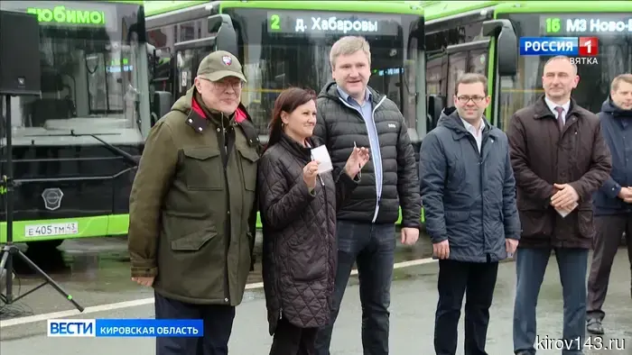 Александр Соколов и депутаты Борис Веснин и Андрей Березин вручили ключи от 15 новых автобусов для кировчан