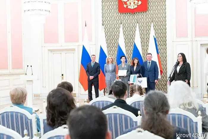 Заместитель председателя Правительства России Татьяна Голикова вручила Мемориалу Дворца творчества награду.