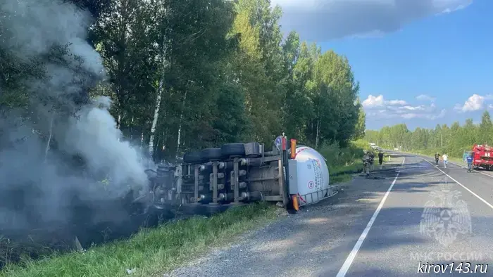 A truck caught fire on the Vyatka highway: one person died.