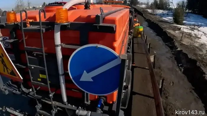 В Кировской области проводятся работы по очистке ограждений на дорогах.