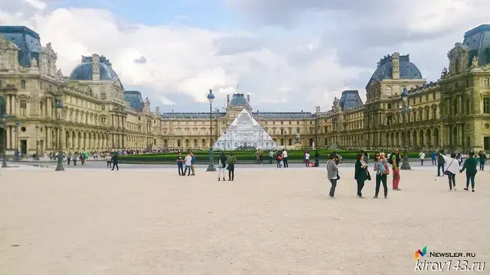 The 'detective' at the Louvre turned out to be a 15-year-old schoolboy.