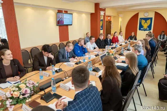 На базе ВятГУ Александр Соколов провел встречу с обновленным составом молодежного совета.