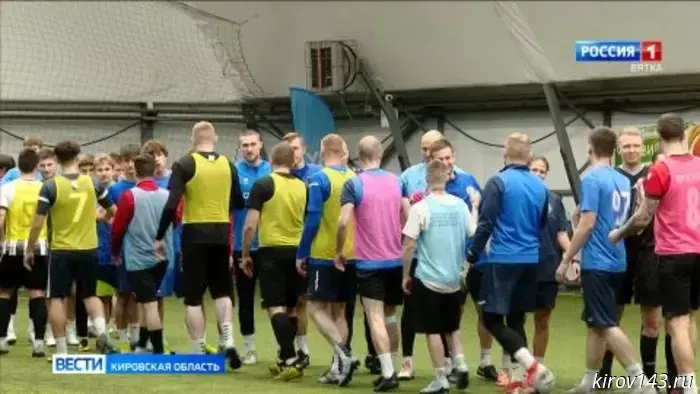 В Кирове прошел традиционный матч звезд кировского футбола.