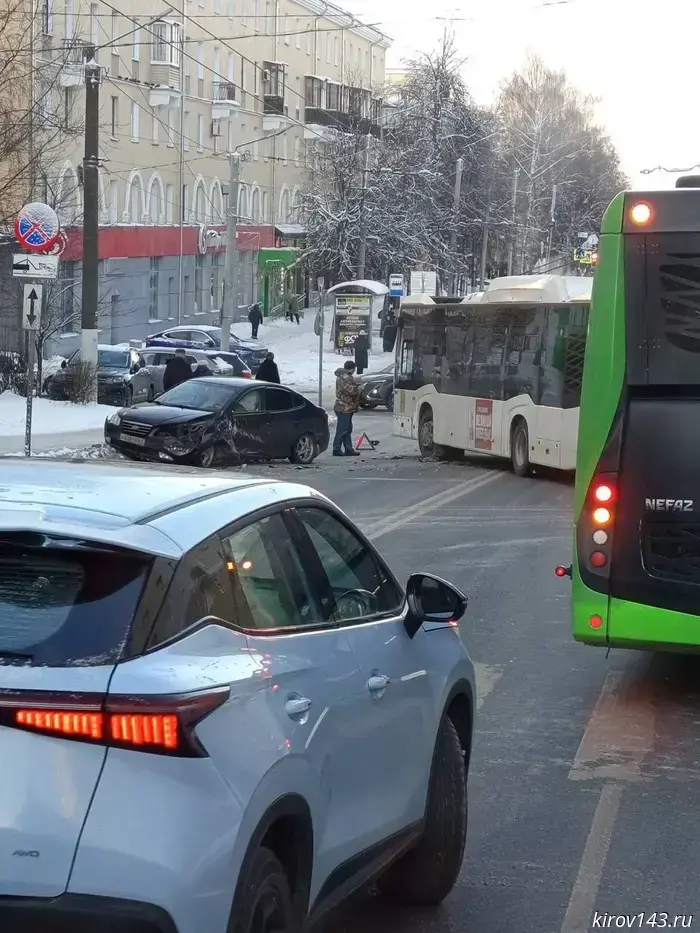 В Кирове из-за аварии на улице Владимирской ограничен проезд общественного транспорта