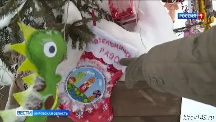 В Кирове на пешеходной улице Спасской проходит конкурс на самую эффектную ёлку.