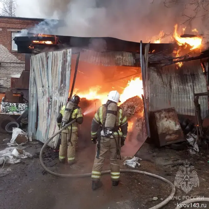 В Кирове произошло возгорание в помещениях по переработке вторичных материалов.