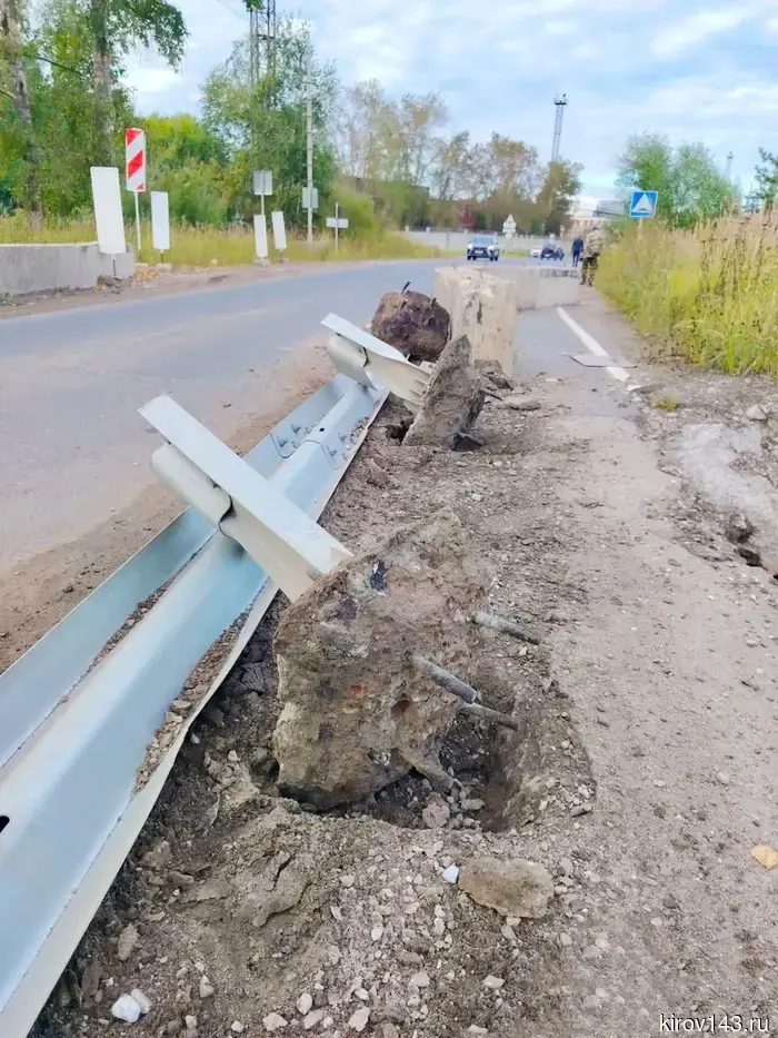 В Кирово-Чепецке грузовой автомобиль сбил ограждение на мосту.