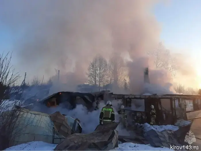 В Кирове произошел пожар в производственном здании: один человек получил травмы.