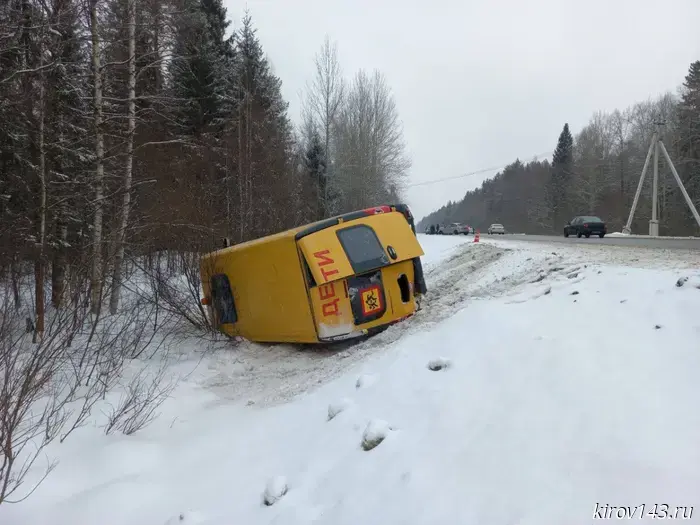 В Кировской области произошел переворот школьного автобуса после столкновения с легковым автомобилем.