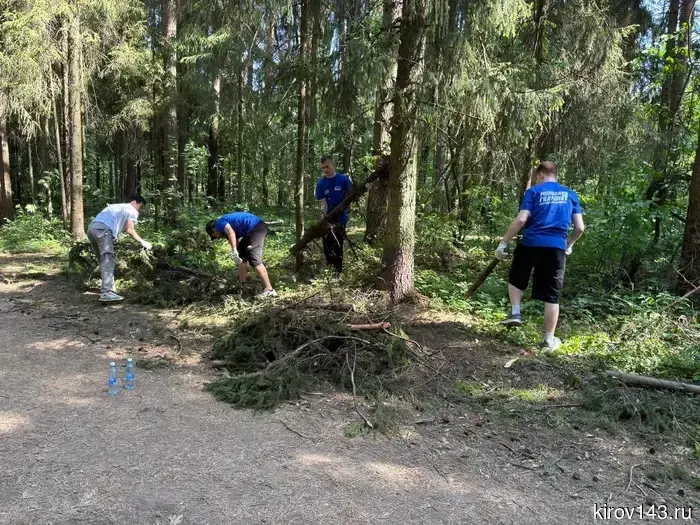 Активисты «Молодой Гвардии» наводили порядок на Тропе здоровья в Порошино.