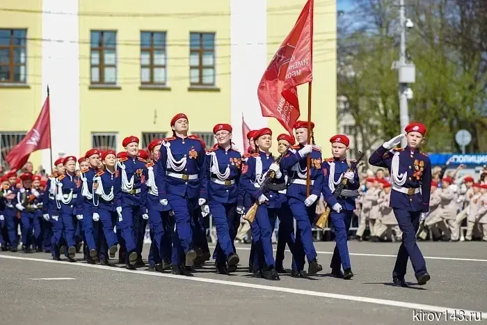 В преддверии Дня Победы в Кирове прошел юнармейский парад