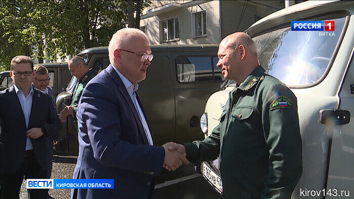 Губернатор Александр Соколов и депутат Борис Веснин передали ключи от новых автомобилей лесничим.