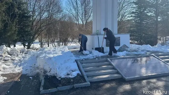 Первые субботники в Кирове состоялись в мемориальных зонах Октябрьского района.