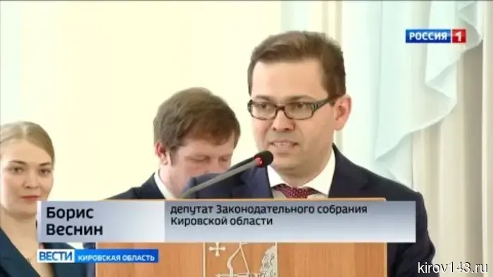 Александр Соколов, а также депутаты Борис Веснин и Андрей Березин приветствовали работников органов местного самоуправления с их профессиональным праздником.