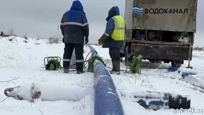 На ГТРК «Вятка» прошла новогодняя ёлка для детей работников

До наступления нового года остаётся чуть больше недели, и повсюду уже ощущается праздничное настроение. Первую новогоднюю ёлку для детей сотрудников организовали на ГТРК «Вятка». «Кто с бабой Ягой на конях поедет?» - задавали вопросы сказочные персонажи, такие как Баба-Яга, Кощей Бессмертный и Василиса Премудрая, которые собрались в студии, чтобы подарить детям радость и новогоднее веселье. Однако герои пришли без подарков, так как потеряли их в волшебном лесу. Чтобы отыскать сладости, ребята играли в разнообразные игры: прыгали на лошадках, проходили через переправу и готовили пирожки в печи. 

«Молодцы!» - за радостными возгласами ребята ожидали встречи с настоящим Дедом Морозом. Подготовка к празднику занимала не одну неделю: шились костюмы, репетировались песни, танцы и стихи. «Дед Мороз с подарками праздник к нам несёт! Мы встретим весело праздник Новый Год!» - пели дети, водя хороводы и украшенные гирляндами. Новогодняя ёлка для детей сотрудников ГТРК прошла впервые и положила начало замечательной традиции. 

Ирина Русских, директор ГТРК «Вятка», отметила: «Это дети, это внуки, это племянники. Это замечательно. Мне кажется, что не может быть ничего более радостного, чем видеть таких красивых и счастливых детей». Радостные лица детей приносили счастье родителям. Пока одни танцевали в хороводах, другие снимали весёлые моменты на видео для семейного архива. 

Анастасия Ессуклока, корреспондент и ведущая программ ГТРК «Вятка», поделилась: «Здорово, что у нас есть возможность провести время всем вместе, всей семьёй. Я вижу счастливые глаза своих детей, и для меня, как для мамы, это главное». 

Руслан Быкасов, руководитель группы телеоператоров ГТРК «Вятка», добавил: «Это замечательная возможность пообщаться с детьми, что удаётся нечасто из-за нашей работы, и такой праздник помогает создать новогоднее настроение». Главным украшением мероприятия, конечно, стала ёлка, которая впечатлила даже взрослых, когда она засияла разноцветными огнями. «Елочка, гори! Ура!» – раздавались радостные возгласы.