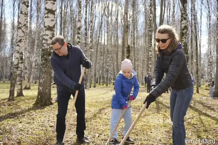 Александр Соколов с депутатами и волонтерами провел уборку в Парке Победы.