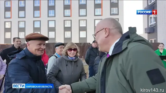 В Кирове состоялась передача ключей от квартир людям, переселённым из аварийного и ветхого жилья.