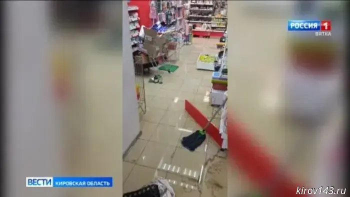 В Кирове канализационные стоки затопили цокольный этаж дома в центре города