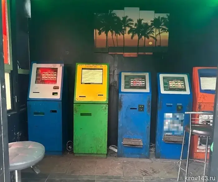 A resident of Kirov organized illegal gambling in the square near the train station.