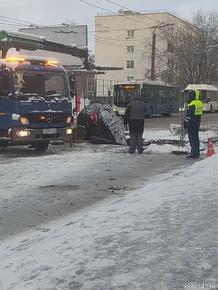 Three cars fell into a hole on Ivan Popov Street.