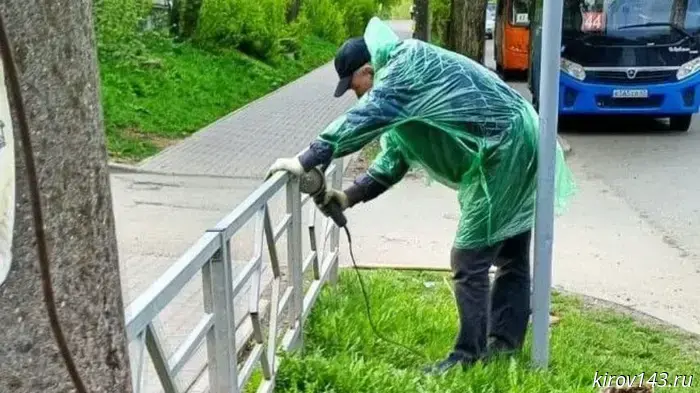 С тротуаров Кирова снимают пешеходные ограждения.