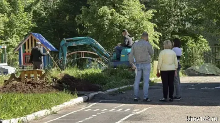 В Кирове приступили к благоустройству территорий детских садов.