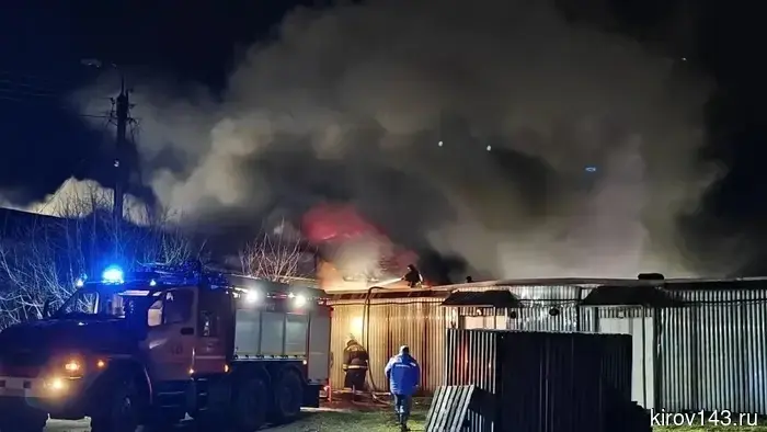 A shopping center caught fire in Slobodskoy.