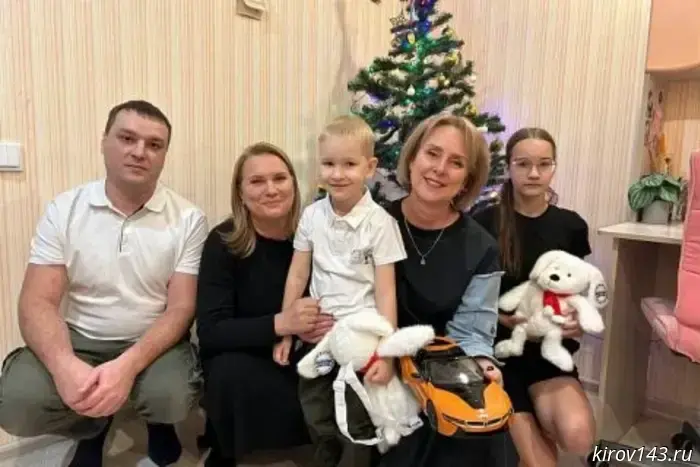 Чиновники правительства Кировской области приступили к выполнению новогодних желаний детей.