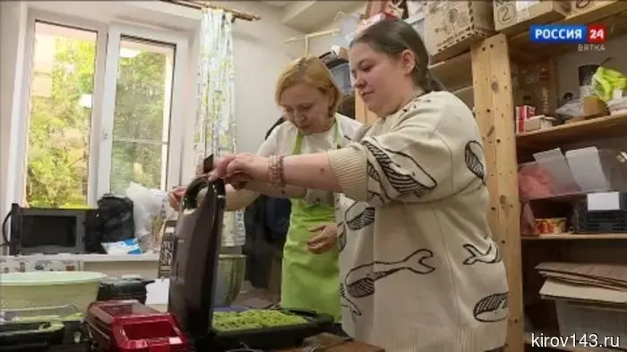 На несколько часов в Кирове открылось инклюзивное кафе «Спилы и шишки»