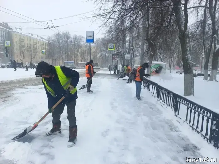 Киров покрывается снегом: на улицы вышла вся техника.