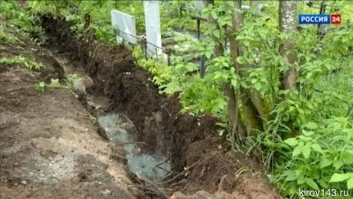 На Ново-Макарьевском кладбище в Кирове продолжаются мероприятия по отводу воды.