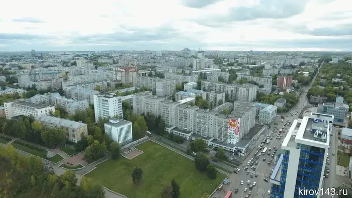 В Кирове на улице Производственной устраняют свалки растительных отходов.