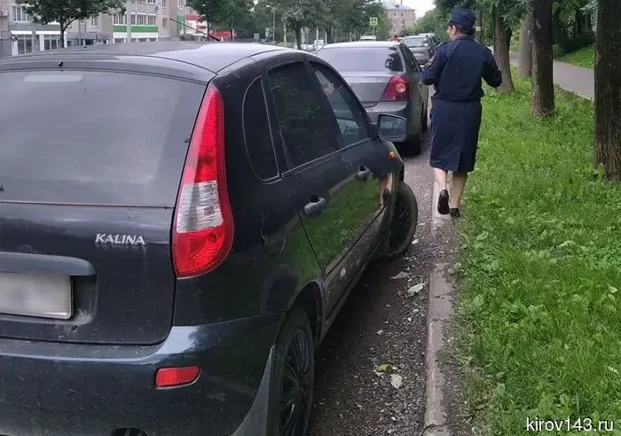 Судебные приставы confiscировали автомобиль и долю в квартире у жителей Кирова из-за задолженности по коммунальным платежам.