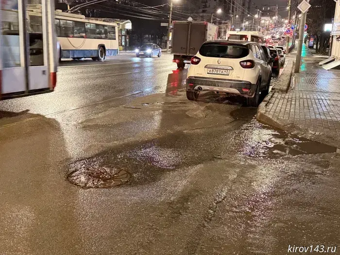 "Kirov is flooded again": water is gushing from under the asphalt in the city center.