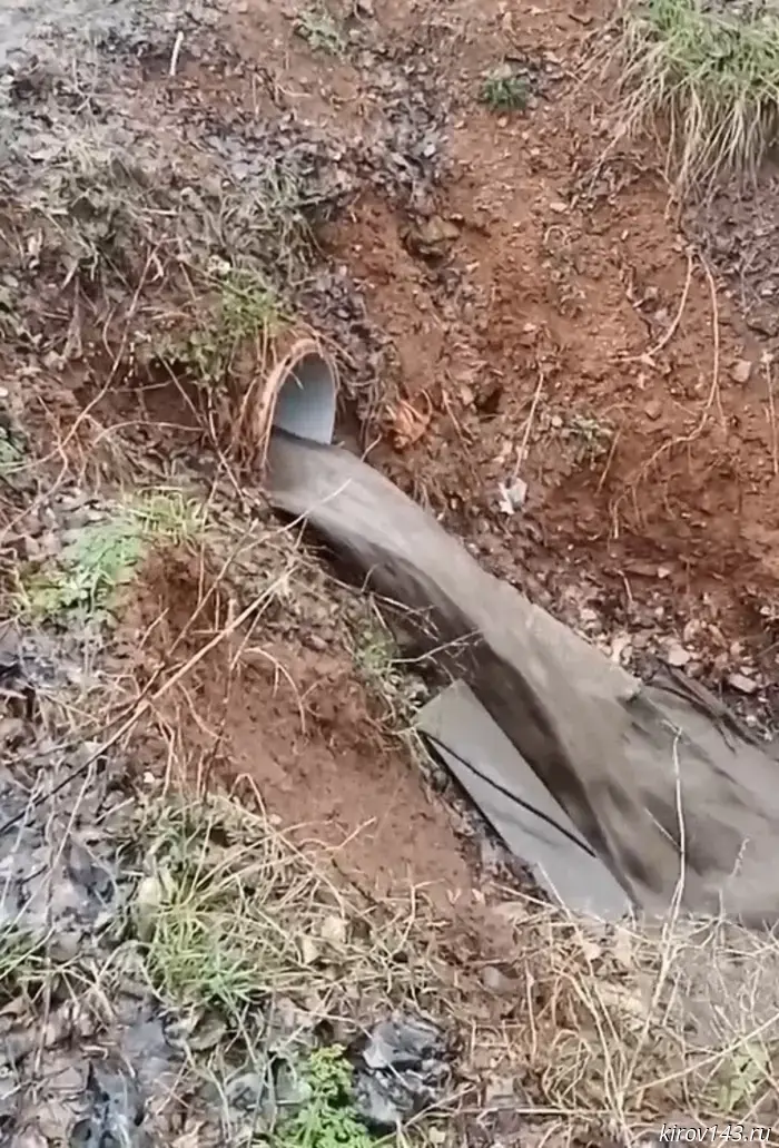 In Kirov, garage owners complain about a faulty storm drain