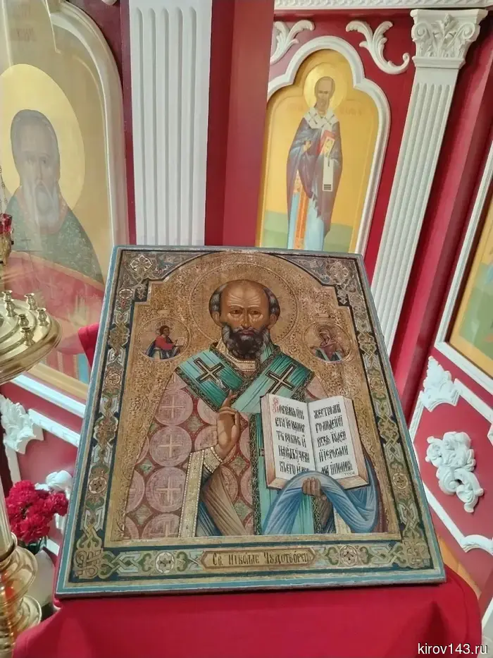 At the fence of the temple in Kirov, an ancient icon of St. Nicholas the Wonderworker was left.