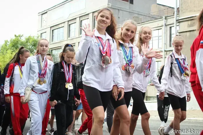 More than five thousand Kirov residents gathered for a morning workout on Physical Fitness Day.
