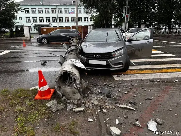 В Кирове в результате ДТП произошло падение опоры линии электропередач.
