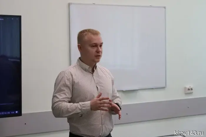 Кировские правоохранители и общественный деятель провели занятие для молодежи по обучению противостоянию манипуляциям.