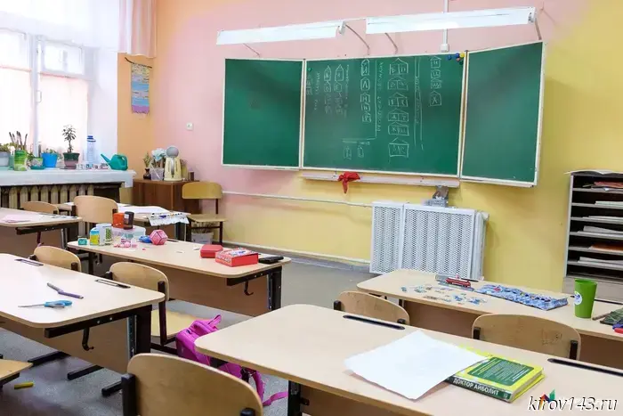 «Научила дисциплине» сбросив тетради на лицо: в Кирове учительница была наказана за унижение школьников.