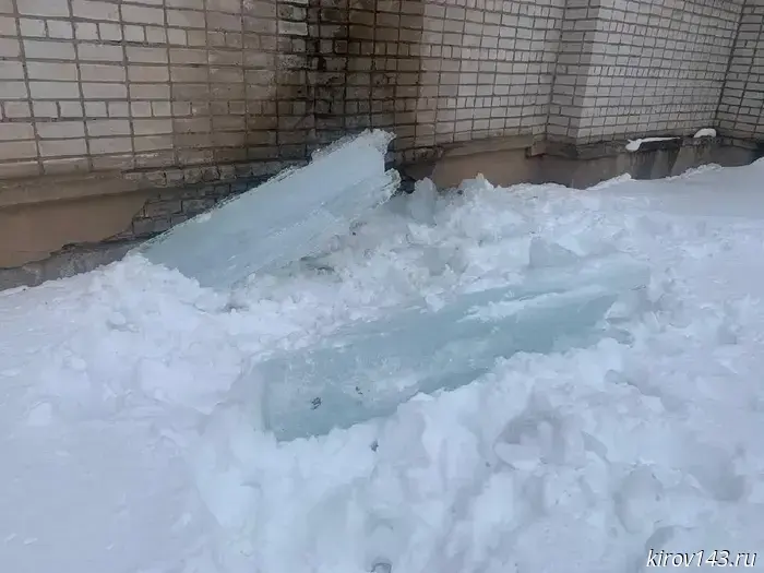 Суд постановил, что школа должна выплатить компенсацию за глыбу льда, упавшую на ученика.
