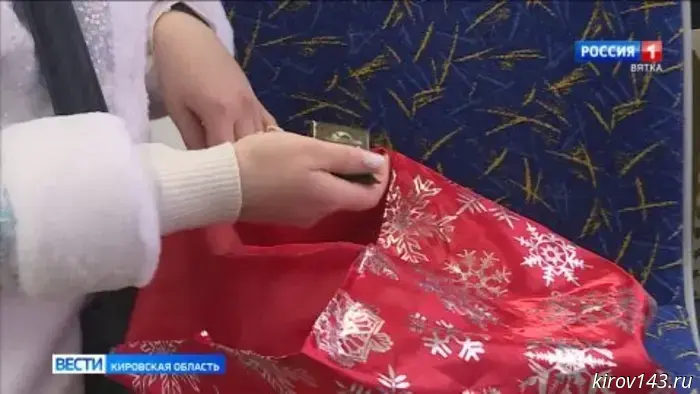 В Кирове запустили новогодний автобус.