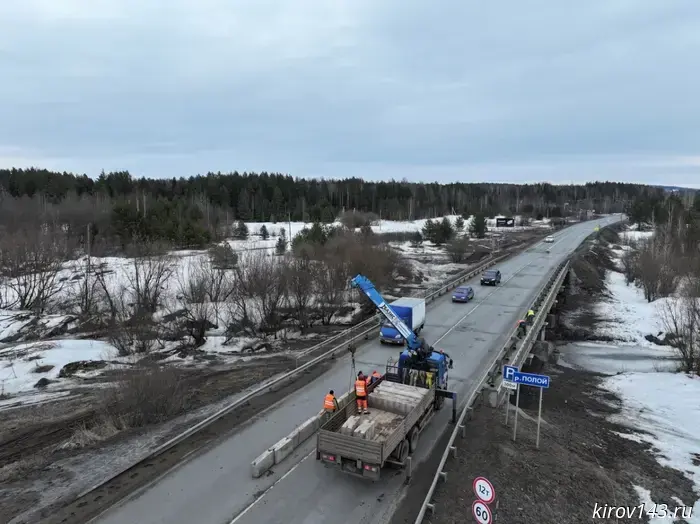 In the Kirov region, part of the bridge across the Poloi River was blocked due to repairs.