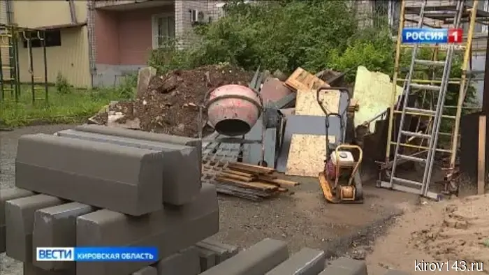 Жильцы испытывают неудобства из-за затянувшегося ремонта крыльца в доме на Никитской