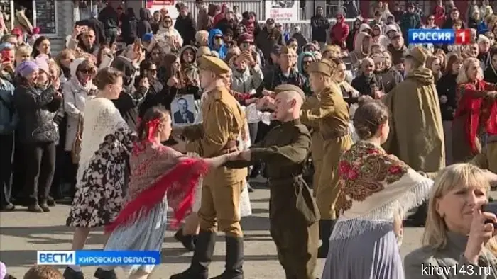 В Кирове 9 Мая состоялись «Бал Победы» и выставка ретро-автомобилей