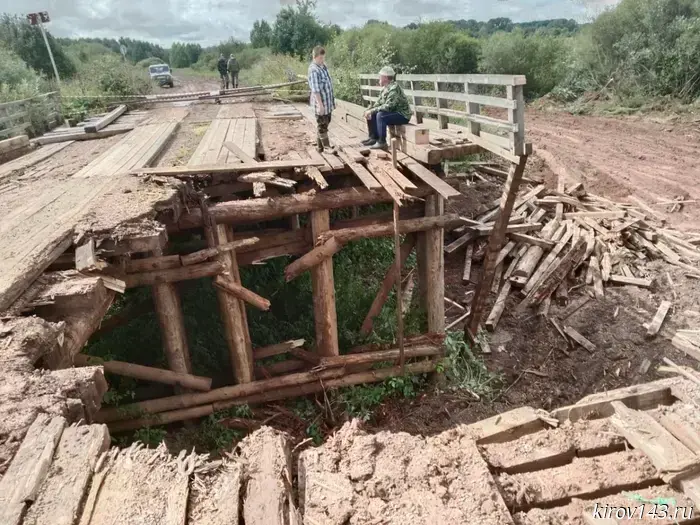 In Kirov Oblast, villagers rebuilt the collapsed bridge themselves.
