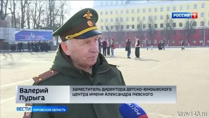 На Театральной площади кадеты и юнармейцы продемонстрировали свои навыки в строевой подготовке.