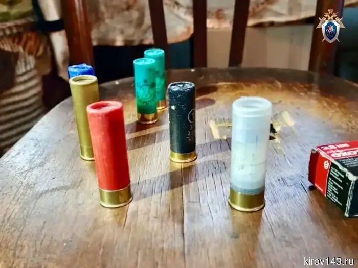 Охотник accidentally shot своего друга из ружья.